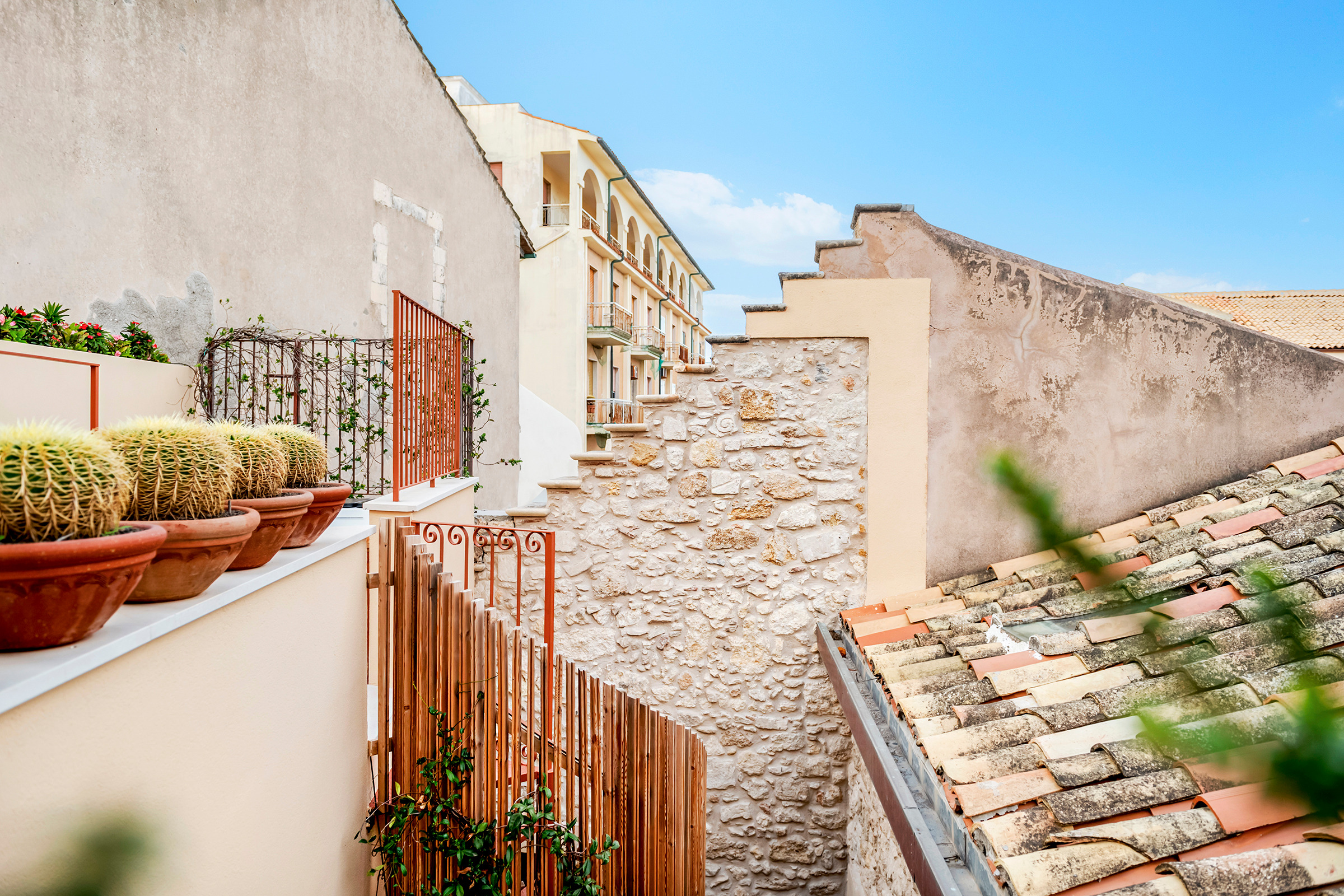 Terrazza privata della Junior Suite con gazebo, lettini, poltrone e piante.